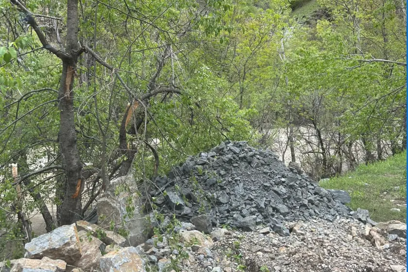 Yol çalışmasında çıkan hafriyat Munzur Vadisi'ne dökülüyor