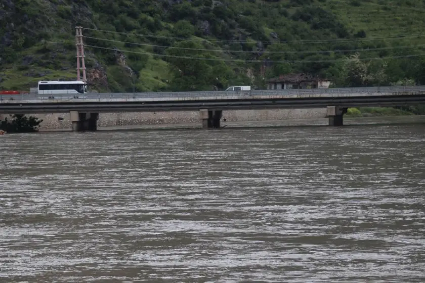 Amasya ve Tokat'ta sel ve taşkın riskine karşı eğitime ara verildi