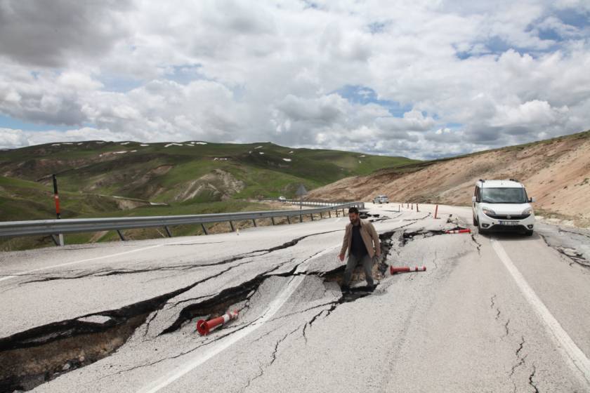 Ahlat-Malazgirt yolunun zemini kaydı