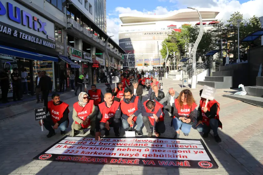 Kayyımın attığı işçilerin eylemi 296. gününde: Halkın vergilerini yandaşlarına peşkeş çekiyorlar