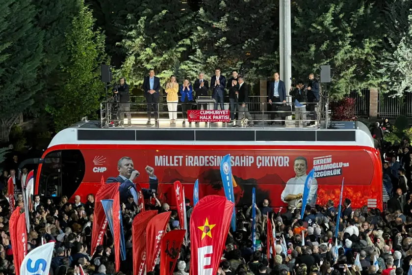 Özgür Özel CHP Genel Merkezi önünde açıkladı: CHP en hızlı şekilde kurultaya gidecek