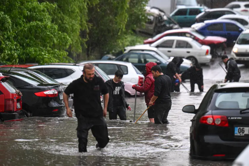 Ankara’da sağanak etkili oldu: Yollar su altında kaldı