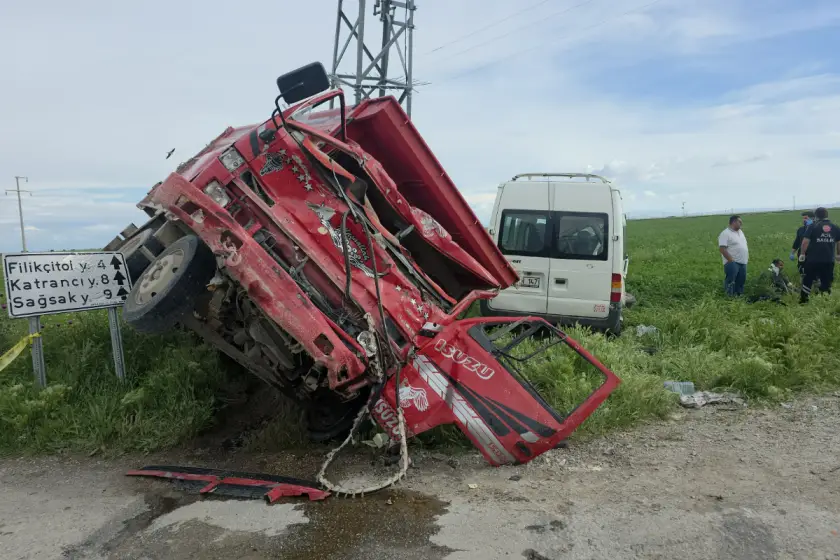 Aksaray’da işçi minibüsü ile kamyonet çarpıştı: 5 kişi yaralandı