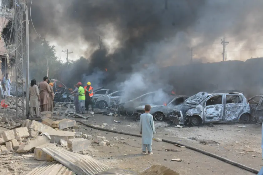Pakistan'da demiryolu hattına bombalı saldırı: 23 kişi öldü