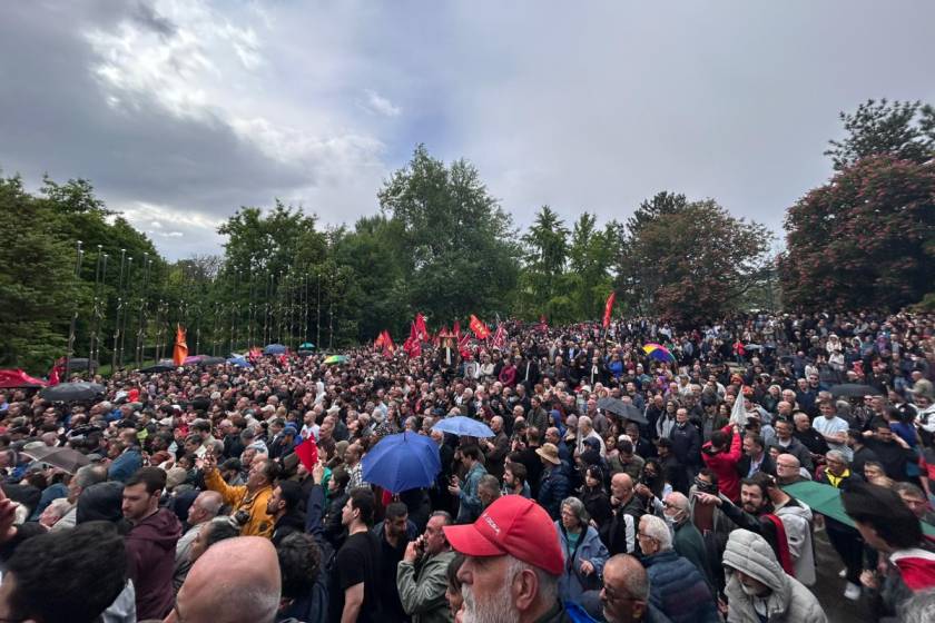Özgür Özel TOMA'ya çıktı, CHP'liler barikatları aşa aşa TBMM önüne ulaştı: 'Partiyi işgalden kurtarıp üçüncü kez açmaya var mısınız?'