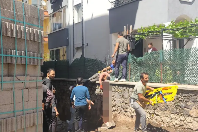 Aksaray'da iş kazası: İnşaattan düşen işçi sırtına saplanan demirle hastaneye kaldırıldı