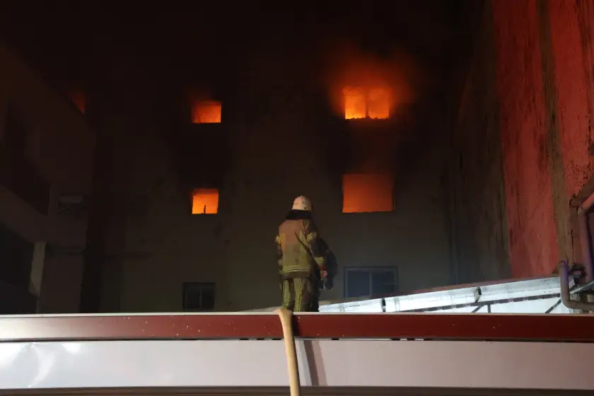 İzmir'de ayakkabı imalathanesinde yangın: Bir kişi dumandan etkilendi