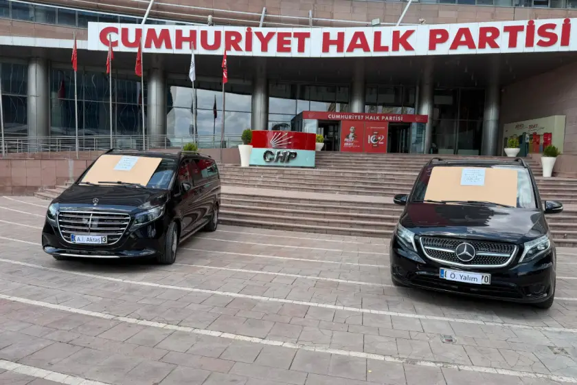 Kılıçdaroğlu, Özel’in kullandığı iki arabayı “Haram araç” yazısıyla satışa çıkardı