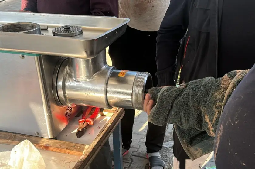 Elini kıyma makinesine kaptıran esnaf yaralandı