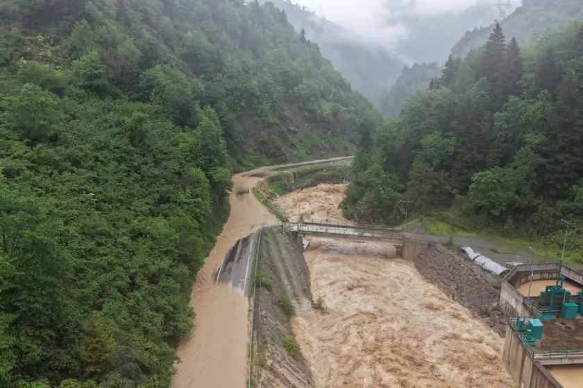 Giresun'da sağanak: Dereler taştı, yol ulaşıma kapatıldı