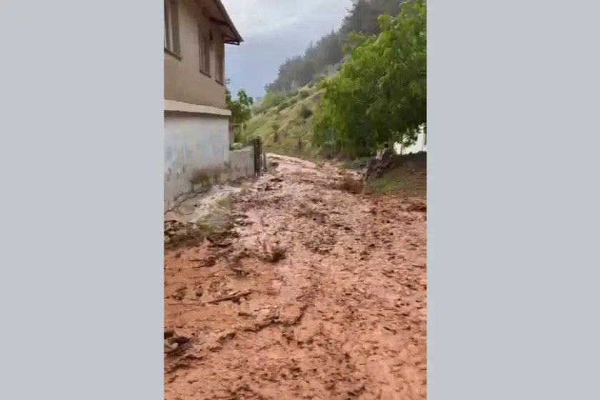 Antep'te sağanak: Ev ve ahırları su bastı