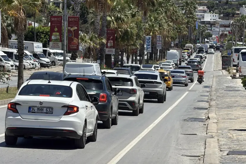 Bayram tatilinde dönüş hareketliliği başladı: Bodrum’dan 12 saatte 10 bin araç çıkış yaptı