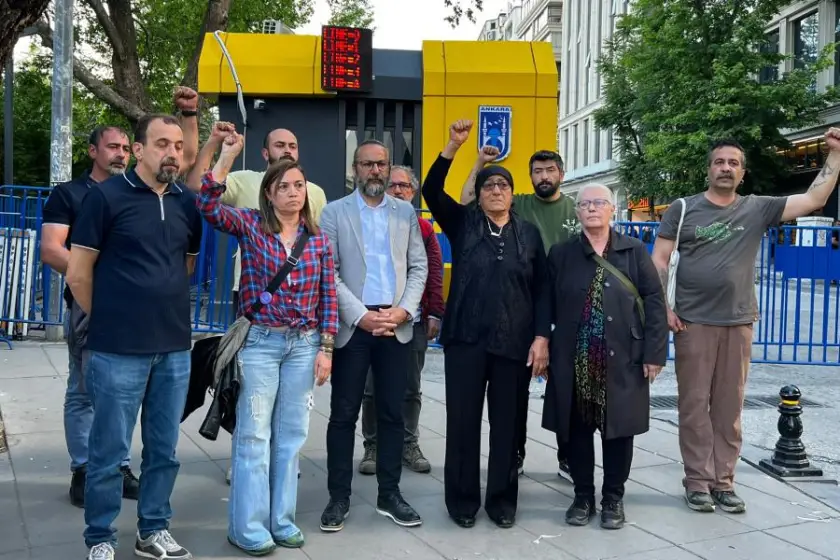 Ethem Sarısülük anmasına polis ablukası: Aile Ethem’in vurulduğu yere çiçek bıraktı