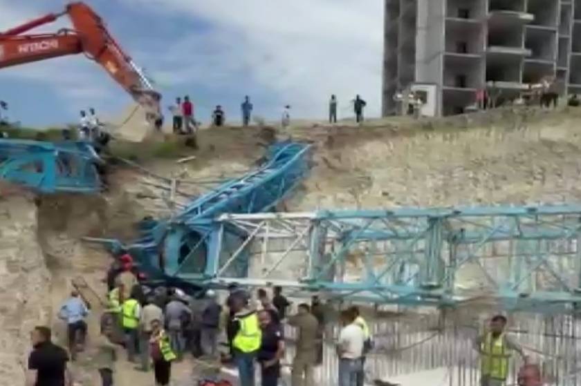 İstanbul'da inşaatta kule vinç devrildi: 2 işçi ağır yaralandı