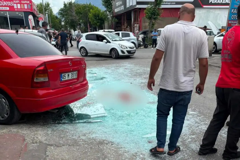 Manisa'da iş cinayeti: Üzerine cam devrilen 18 yaşındaki işçi hayatını kaybetti