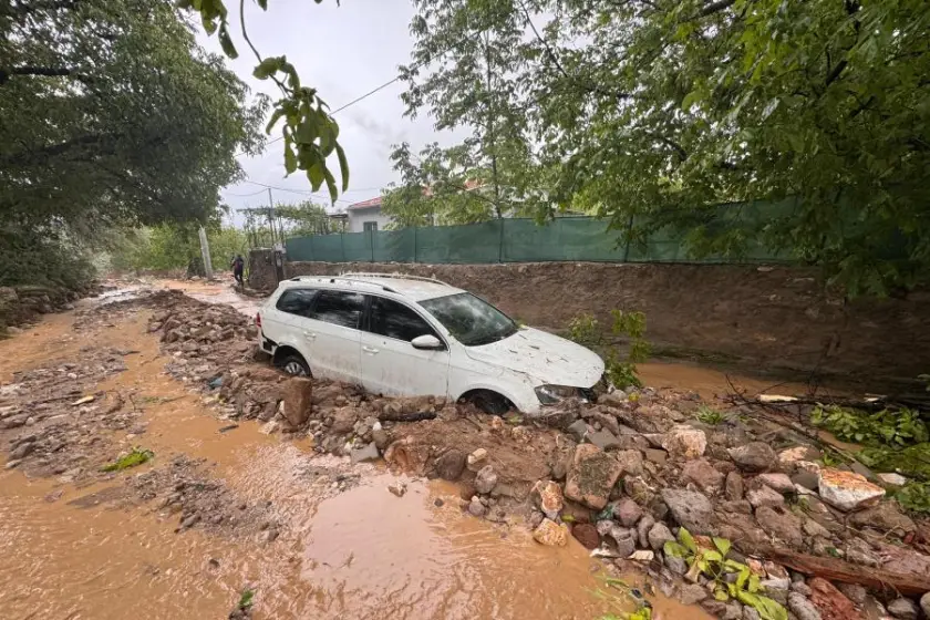 Niğde'de etkili olan yağışın ardından 3 araç sele kapıldı