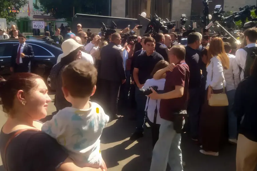 Mahalleliler, Paşinyan çevresindeki gazeteci kaosunu izliyor. | Fotoğraf: Elif Görgü/Evrensel