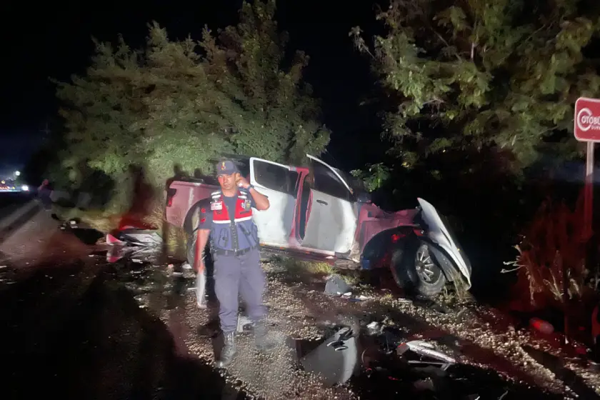 Bolu'da kamyonetin tıra çarpması sonucu 3 kişi yaralandı