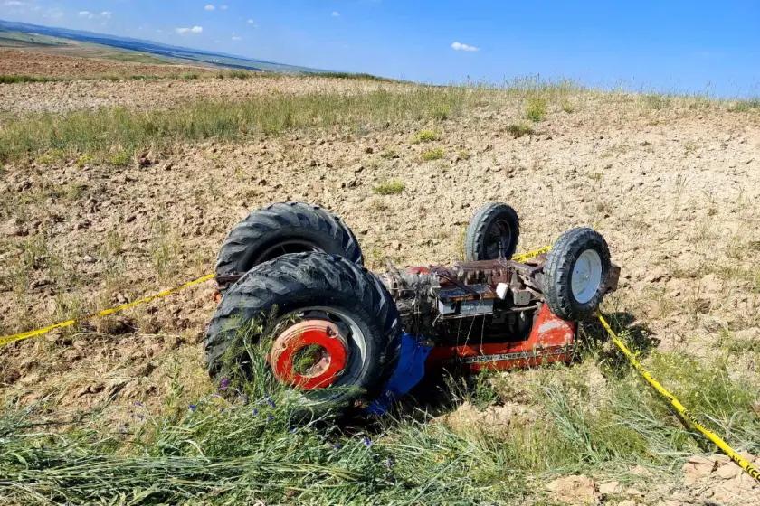 Devrilen traktörün altında kalan çiftçi hayatını kaybetti