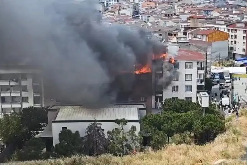 Okulun öğrencileri tahliye edildi: 5 katlı binanın çatısında yangın; alevler 3 binanın çatısına sıçradı