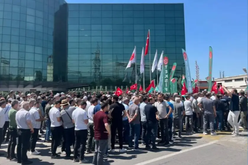 Korteks fabrikasında sözleşme süreci tıkandı: İşçiler fabrika önünde eylem yaptı