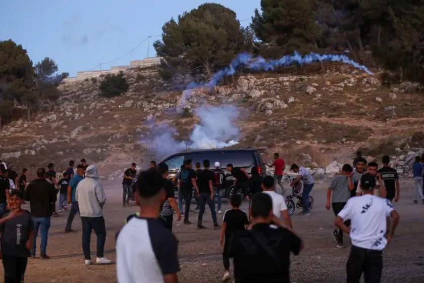 İsrail ordusu Batı Şeria'daki turistik bölgeye gaz bombaları atarak baskın düzenledi