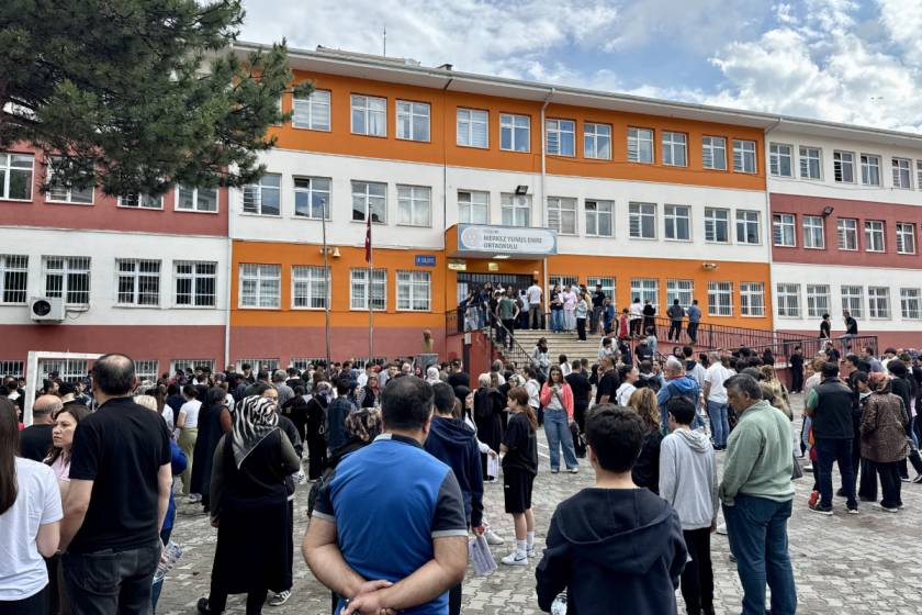 Öğrenciler sınav salonlarına alındı: LGS kapsamındaki merkezi sınav başladı