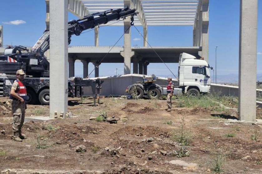 Diyarbakır’da fabrika inşaatında iş cinayeti: Üzerlerine beton blok düşen işçilerden 1’i hayatını kaybetti, 1’i yaralı