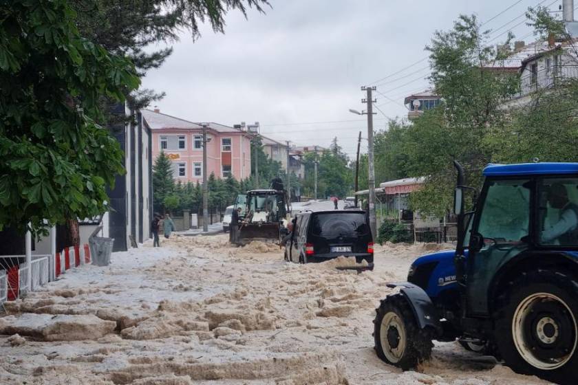 Afyon'da dolu yağışı: Yollar kapandı, bahçeler zarar gördü