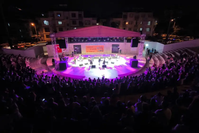Antakya’da 15 yılın sesi yankılandı: Kaldırım Müzik Topluluğu sahnedeydi