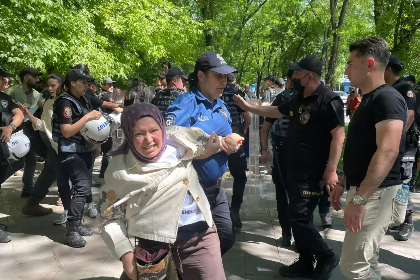 Özel Öğretmenler Sendikası eylemine polis müdahalesi: “Örtülü olduğum için tutuklanmadım ama örtümü açtılar”