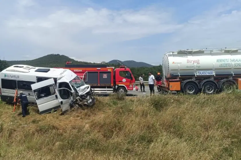 Edirne'de personel servisi, tankere arkadan çarptı: 16 kişi yaralandı