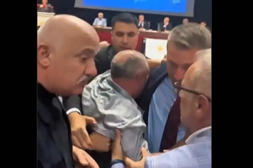 AKP Trabzon İl Danışma Kurulu'nda arbede: Tepki gösteren vatandaş yaka paça dışarı atıldı