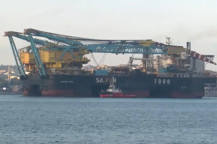 Dünyanın en büyük 3'üncü vinç gemisi İstanbul Boğazı'ndan geçiyor: Trafik tamamen durduruldu
