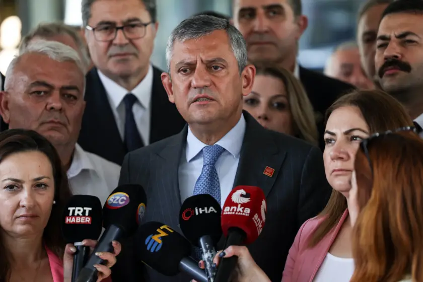 Özgür Özel'den 'demokrasi nöbeti' çağrısı: 'Tüm partililerimizi il başkanlıklarımıza davet ediyorum'