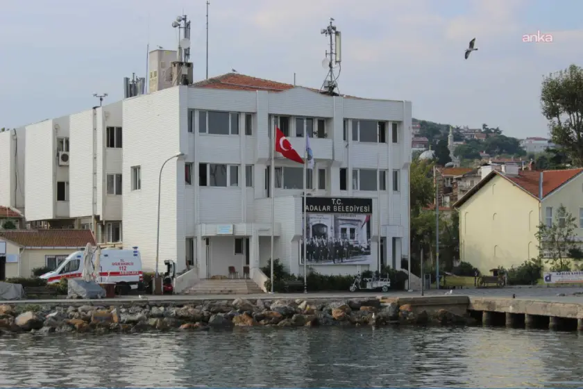 Başkan, başkan yardımcıları, garson, hurdacı, bisikletçi gözaltında: Adalar Belediyesi operasyonuna dair neler biliniyor?