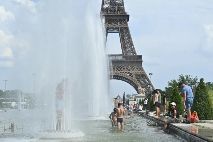 Paris'te sıcak hava etkisini sürdürüyor: Son 24 saatte yaklaşık 3 bin kişi hastanelere başvurdu