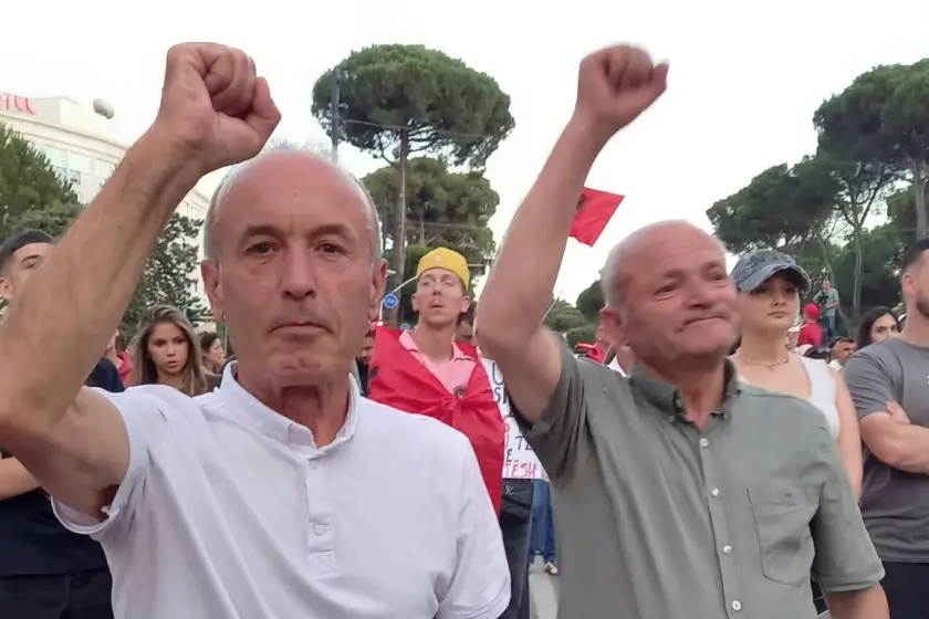 Arnavutluk Komünist Partisi Birinci Sekreteri Qemal Cicoralli de eylemlere katılıyor.