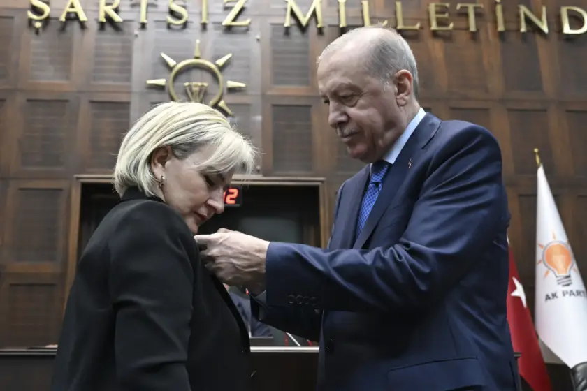 AKP'ye geçen Nimet Özdemir'in özgeçmişinde dikkat çeken diploma detayı: Kimse tanımıyor