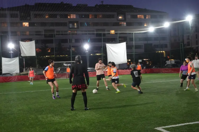 Erkek egemen kurallara karşı Pride sahasında dayanışma maçı: “Başka türlü bir futbol mümkün”