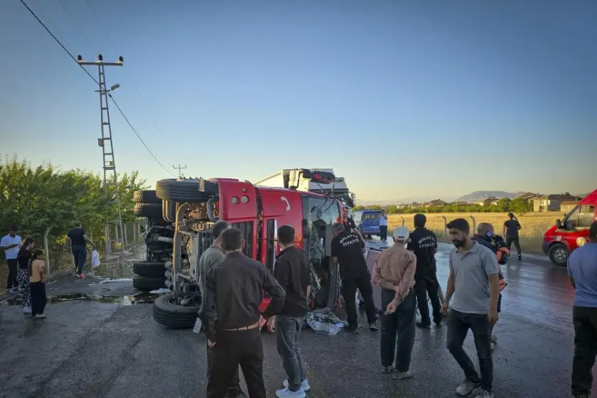 Malatya'da yangına giden itfaiye aracının devrildiği: 3 itfaiye çalışanı yaralandı