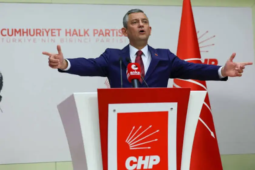 Genel merkezdeki salonda kürsünün arkasındaki eski fonda 'Cumhuriyet Halk Partisi Türkiye'nin birinci partisi' ifadeleri yer alıyordu. | Fotoğraf: CHP