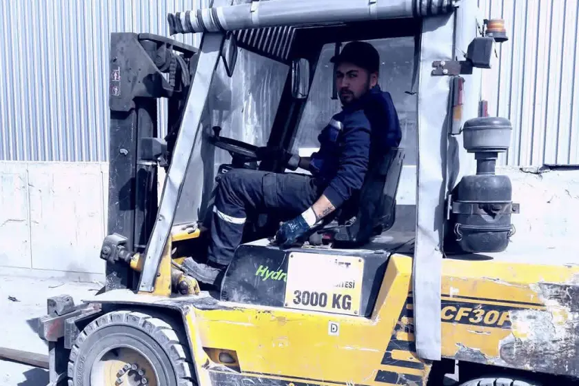 Şarampole yuvarlanan forkliftin altında kalan işçi hayatını kaybetti