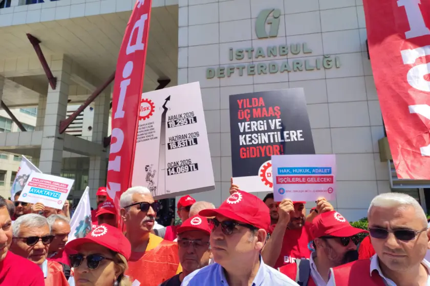 DİSK'ten İstanbul Vergi Dairesi önünde açıklama: “Gelirde ve vergide adalet işçilerle gelecek”