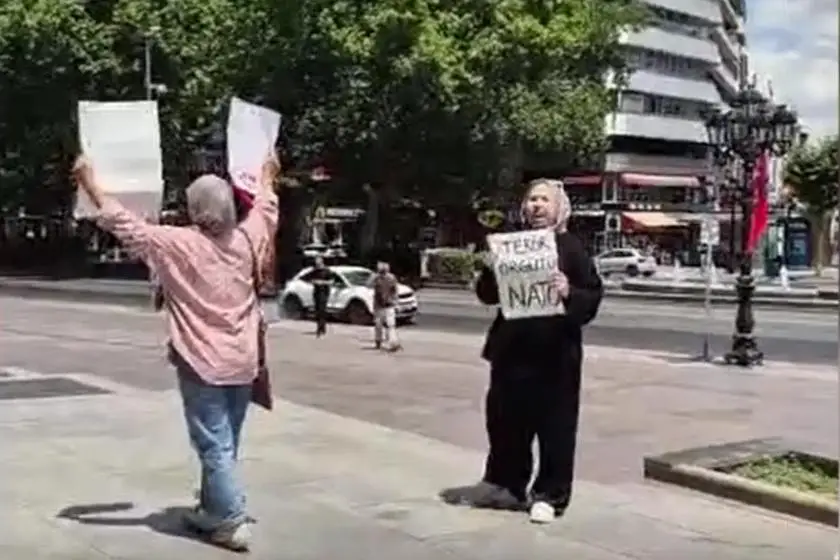 Kızılay Meydanı'nda NATO Zirvesi'ni protesto eden iki kadın gözaltına alındı