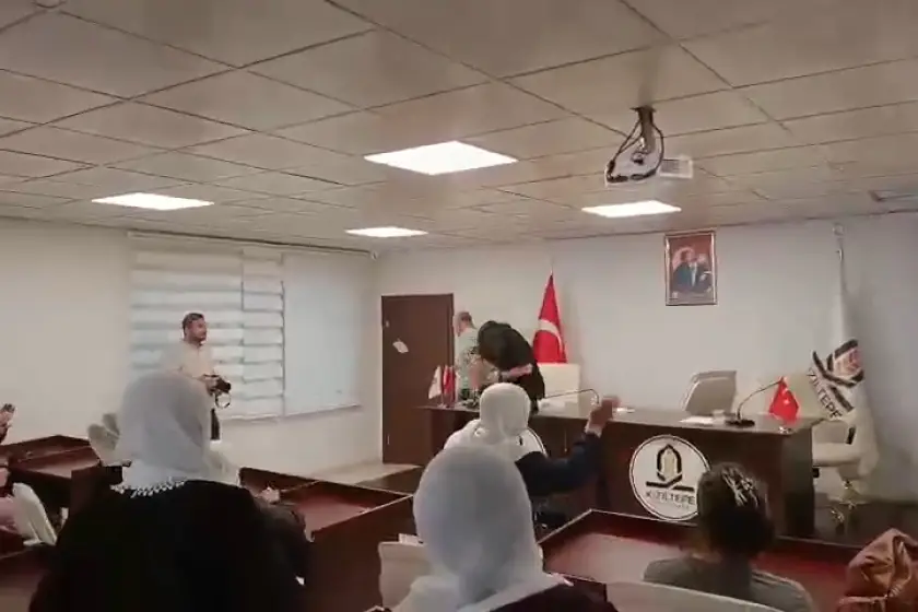 Kızıltepe Belediye Başkanına yumurtalı protesto: Meclis üyelerinden istifa çağrısı