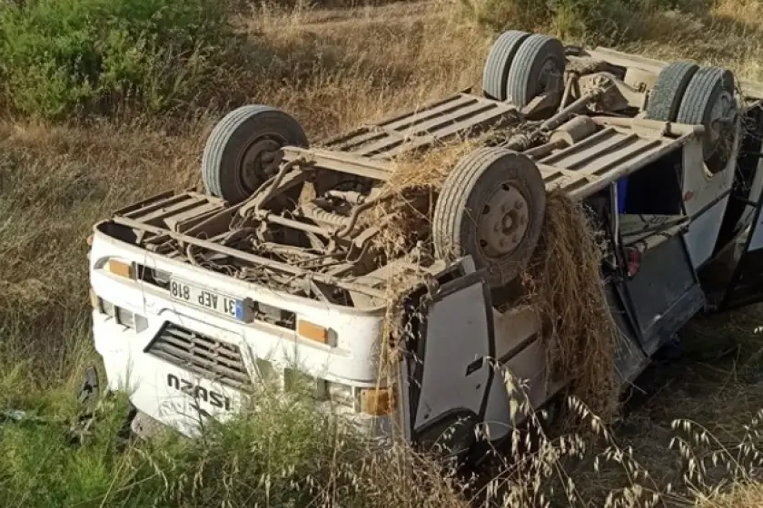 Tarım işçilerini taşıyan minibüs devrildi: 6’sı çocuk 16 yaralı