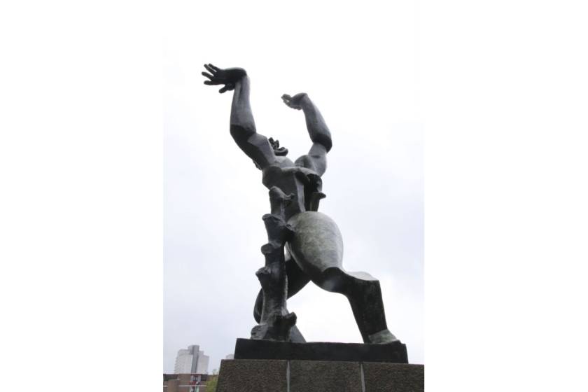 Ossip Zadkin'in Rotterdam'daki “Yıkılmış Şehir” (De Verwoeste Stad) heykeli