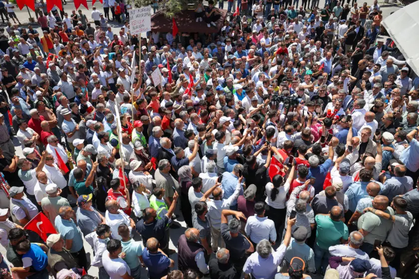 Özgür Özel, Niğde'den seslendi: 'Sel olun akın, ülkenin kaderine el koyun'