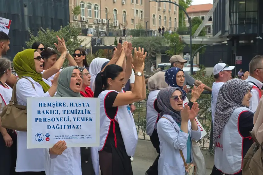 İşçiler alacak ve güvenceli iş talebiyle hastane kampüsünde yürüdü: Çapa yemekhane işçileri direnişin 5'inci gününde